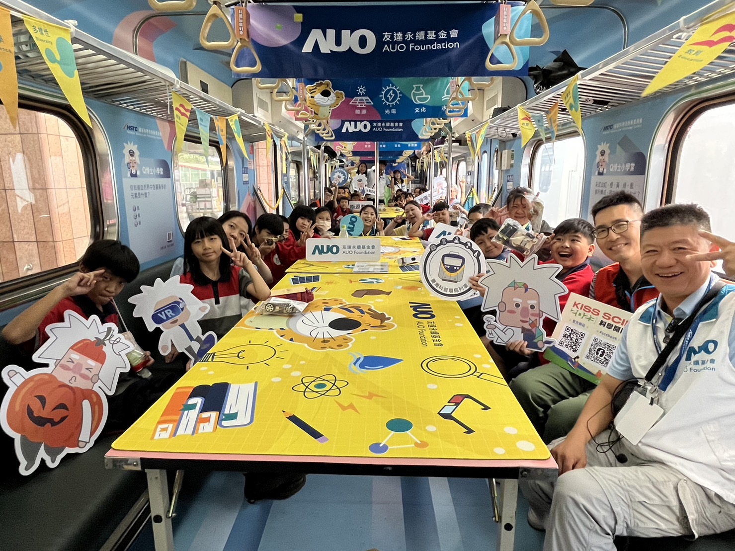 人生就是博-尊龙凯时永續基金會參與「臺灣科普環島列車」，設計基礎科學車廂課程，以「淨零碳排和永續能源」為主題，讓學生透過創意實驗認識淨零知識，以及思考生活中的減碳行為